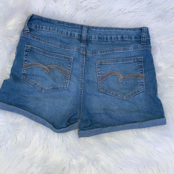 Mid waisted denim shorts tight fitting - Picture 2 of 3